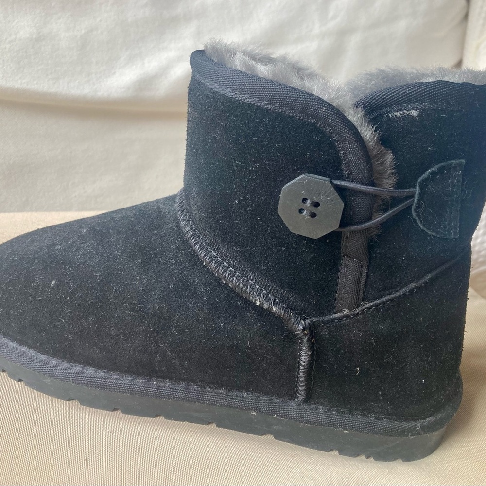 LEFT BOOT ONLY
Lambfur Black Boot Sz.8